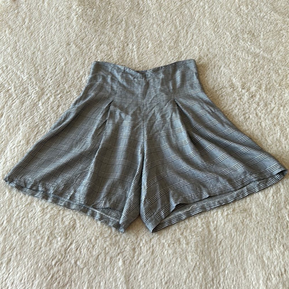 Pleated wide leg shorts plaid size medium